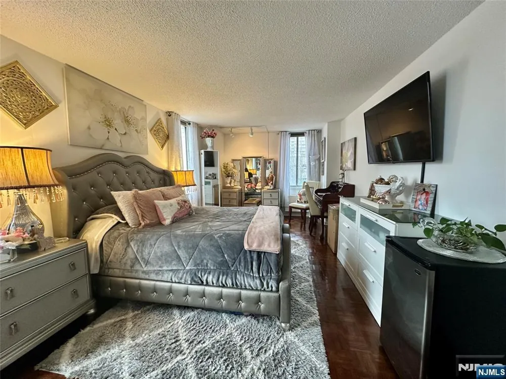 160 Overlook Avenue 2D Hackensack, NJ 07601