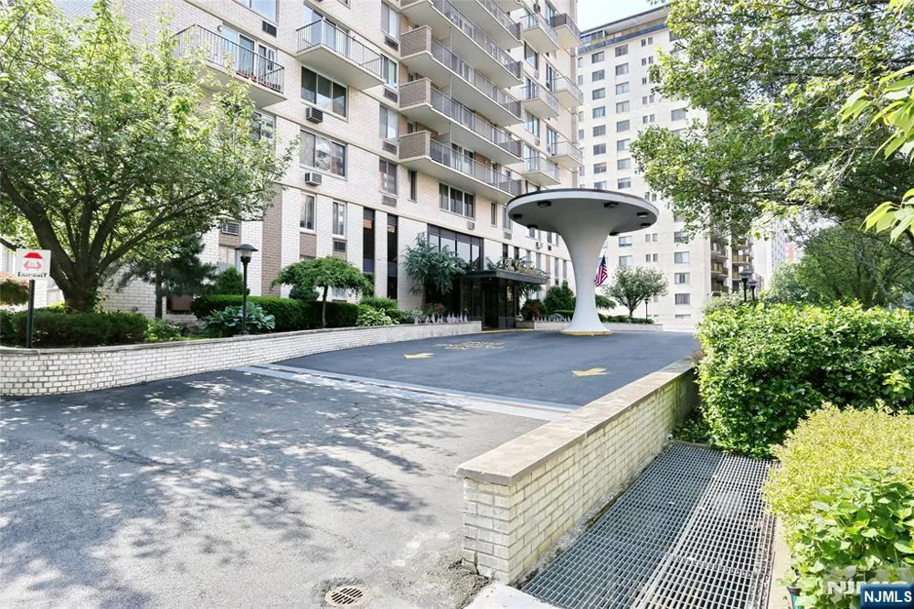 160 Overlook Avenue 2D Hackensack, NJ 07601