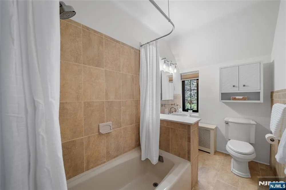 1 Byrne Lane 10 Tenafly, NJ 07670