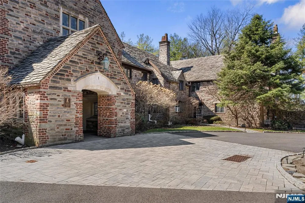 1 Byrne Lane 10 Tenafly, NJ 07670