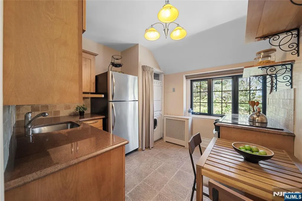 1 Byrne Lane 10 Tenafly, NJ 07670
