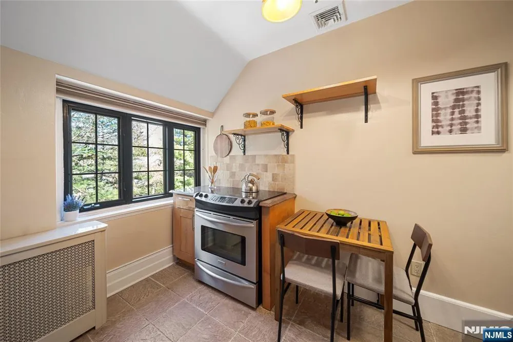 1 Byrne Lane 10 Tenafly, NJ 07670