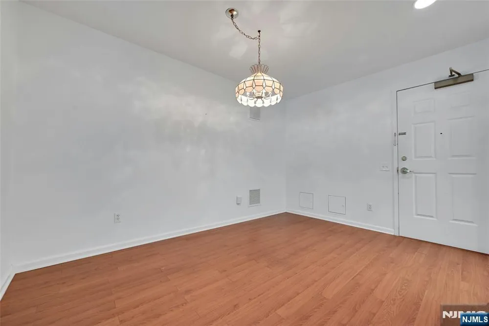 189 Forest Avenue 219 Paramus, NJ 07652