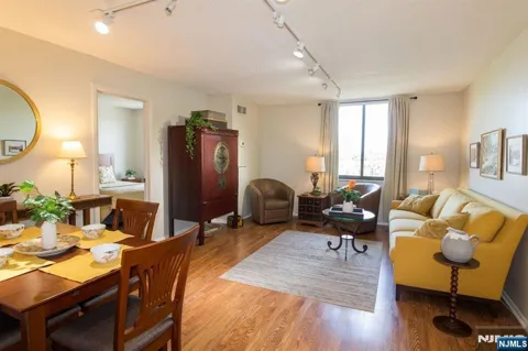 1033 Harmon Cove Tower
