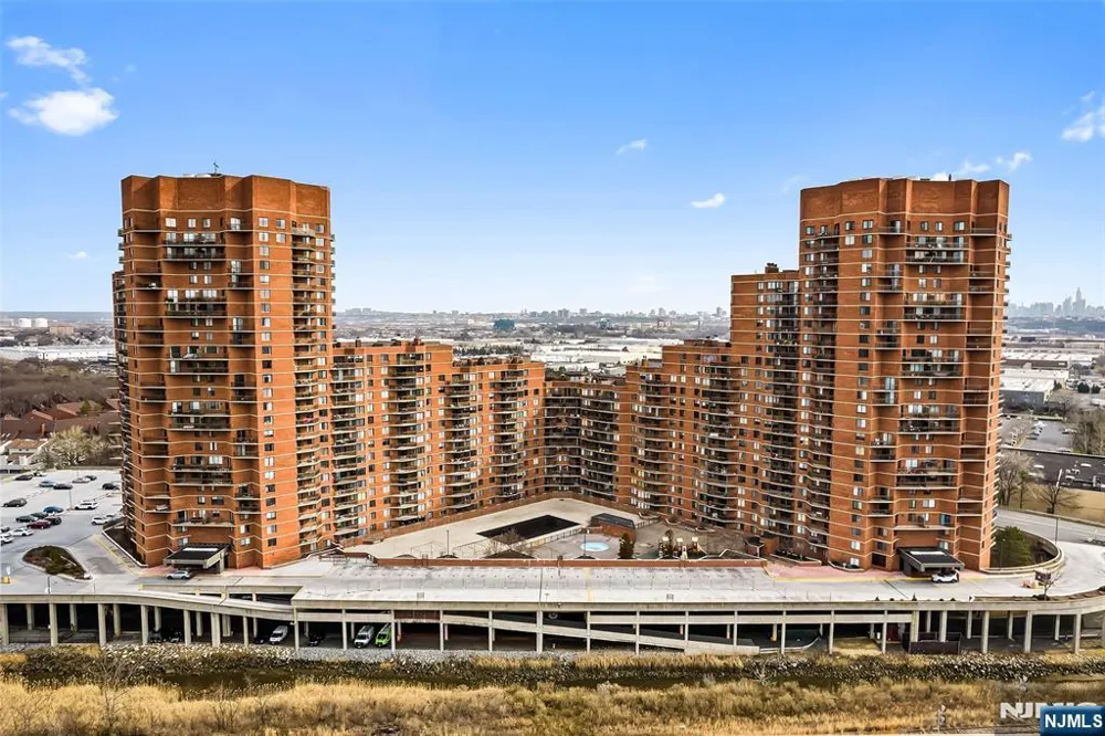 1033 Harmon Cove Tower Secaucus, NJ 07094