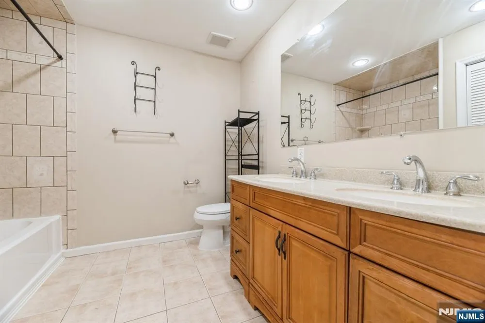 7 Sloop Square Howell, NJ 07728