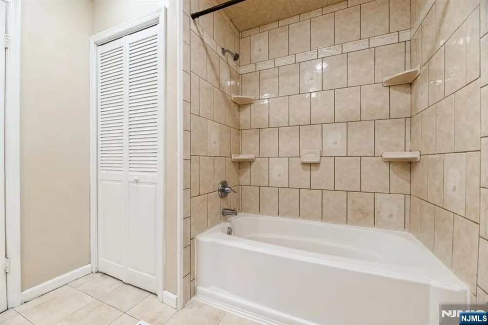 7 Sloop Square Howell, NJ 07728