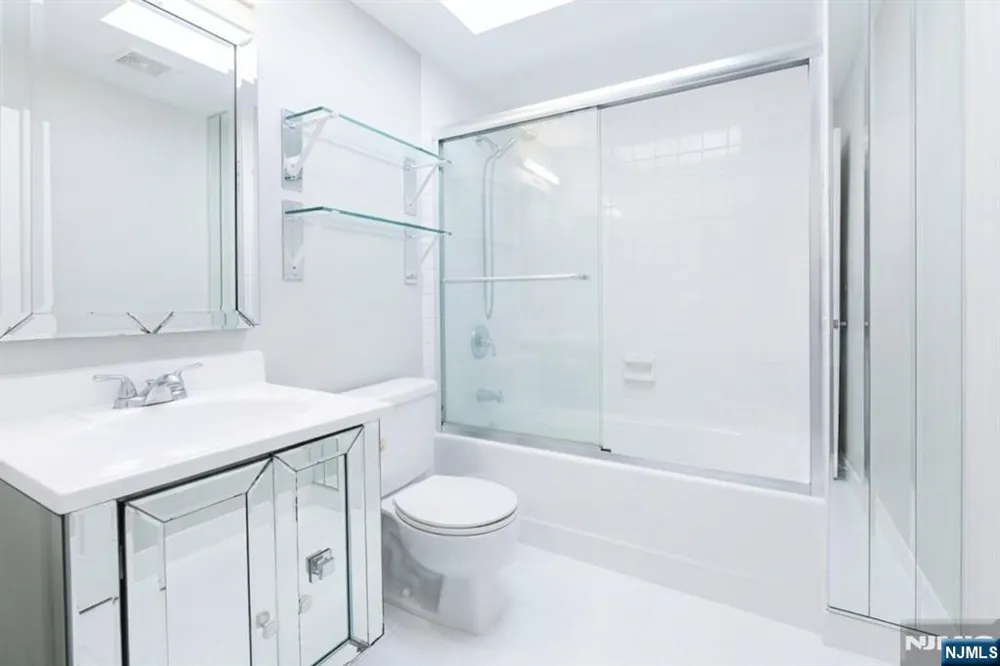 108 Harmon Cove Tower Secaucus, NJ 07094