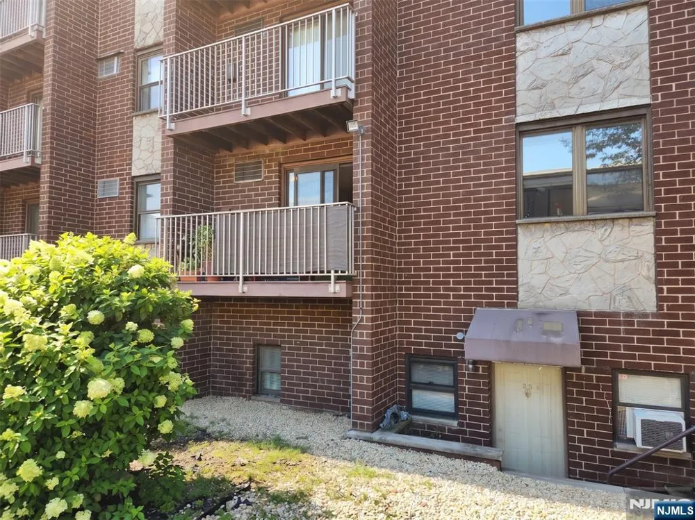 201 12th 25 Palisades Park, NJ 07650