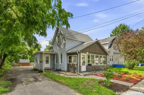823 Prospect Avenue NE