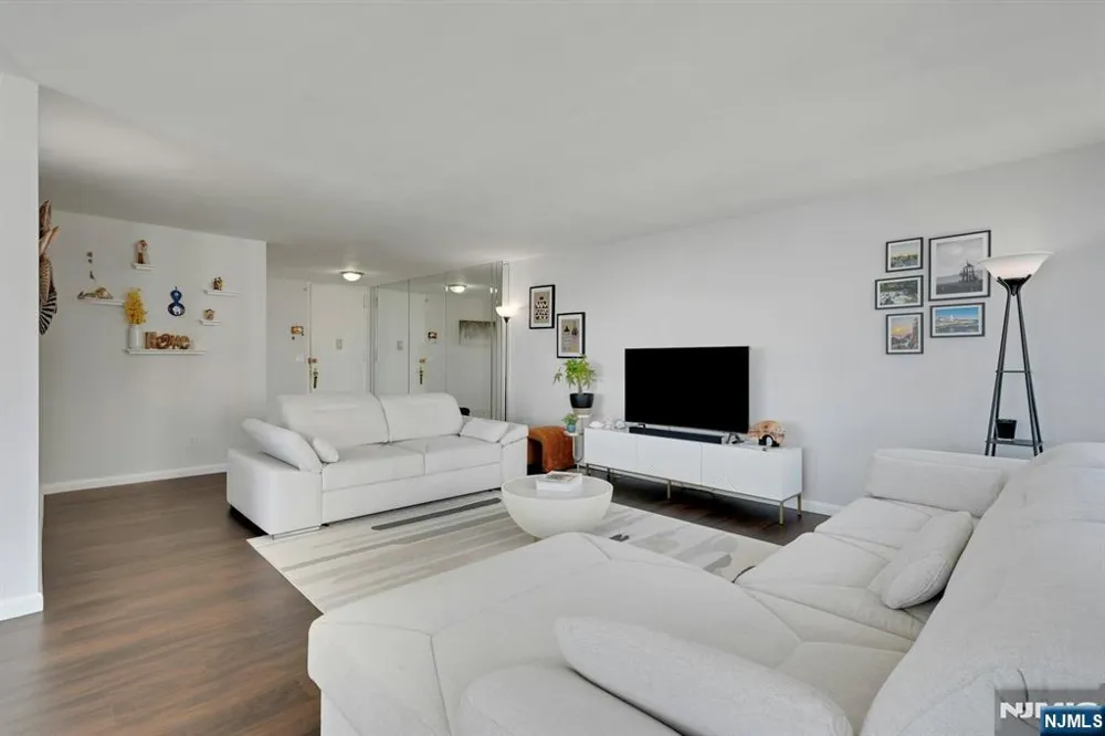 200 Winston Drive 2504 Cliffside Park, NJ 07010