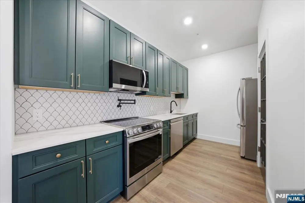 21 Lincoln 101 Newark, NJ 07102