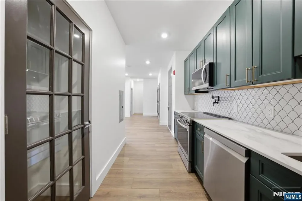 21 Lincoln 101 Newark, NJ 07102