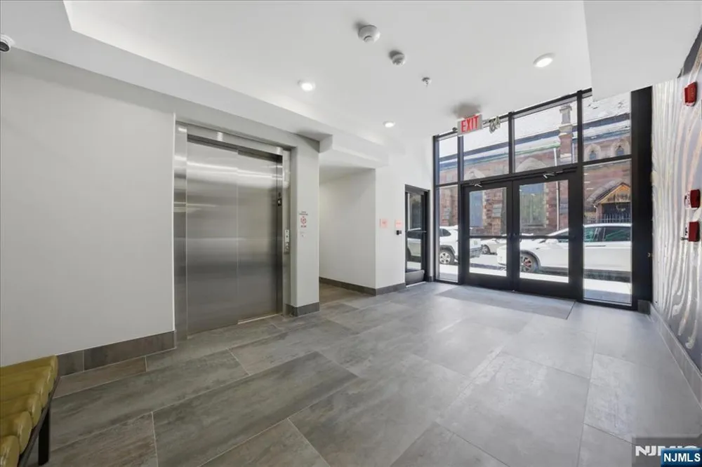 21 Lincoln 101 Newark, NJ 07102
