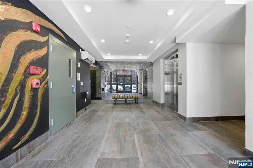 21 Lincoln 101 Newark, NJ 07102