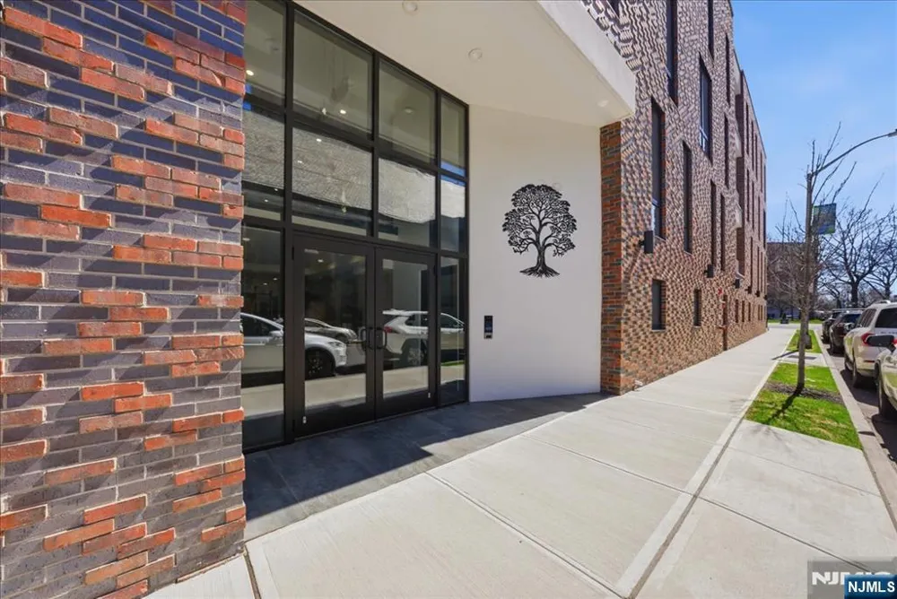 21 Lincoln 101 Newark, NJ 07102