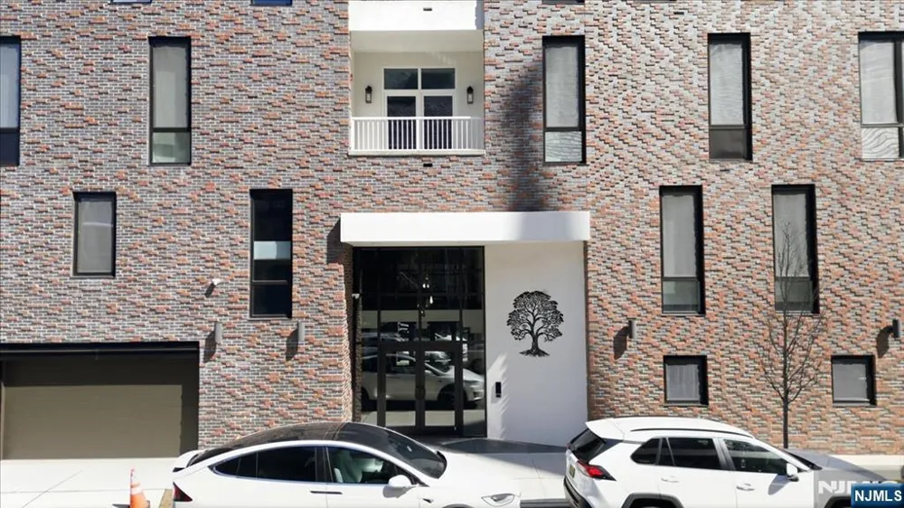 21 Lincoln 101 Newark, NJ 07102