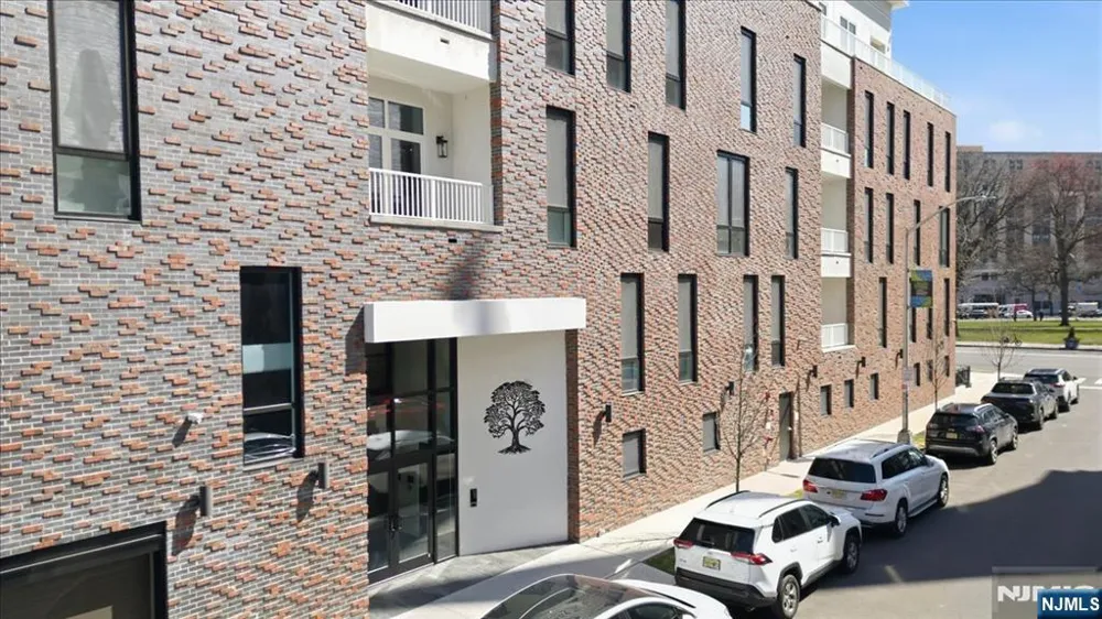 21 Lincoln 101 Newark, NJ 07102
