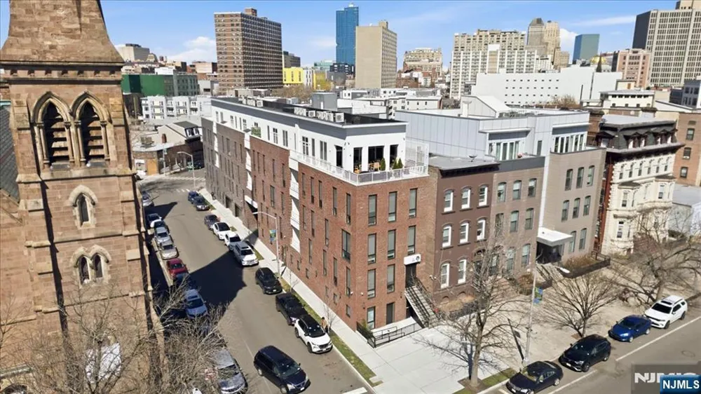 21 Lincoln 101 Newark, NJ 07102
