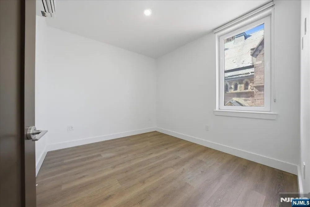 21 Lincoln 101 Newark, NJ 07102