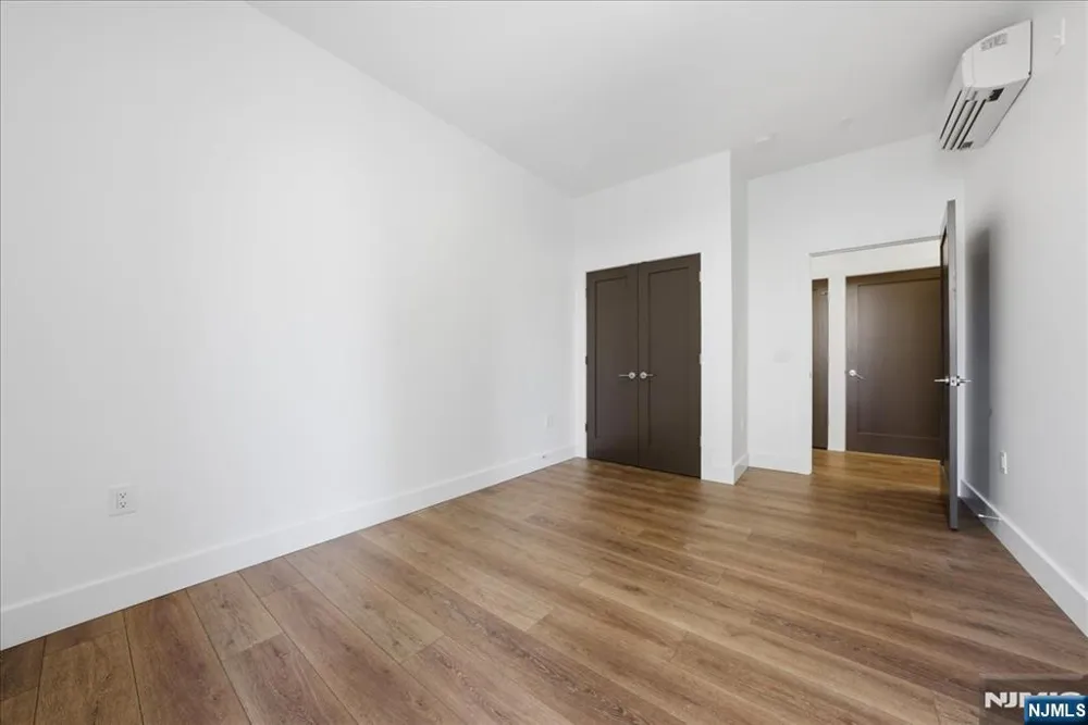 21 Lincoln 302 Newark, NJ 07102