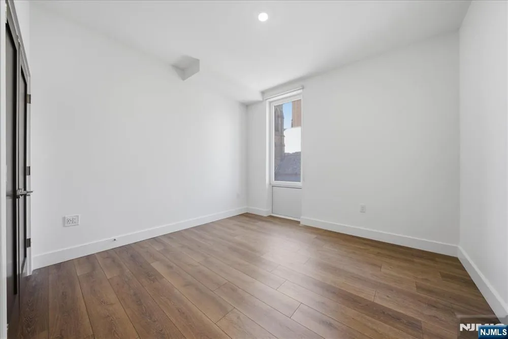21 Lincoln 302 Newark, NJ 07102