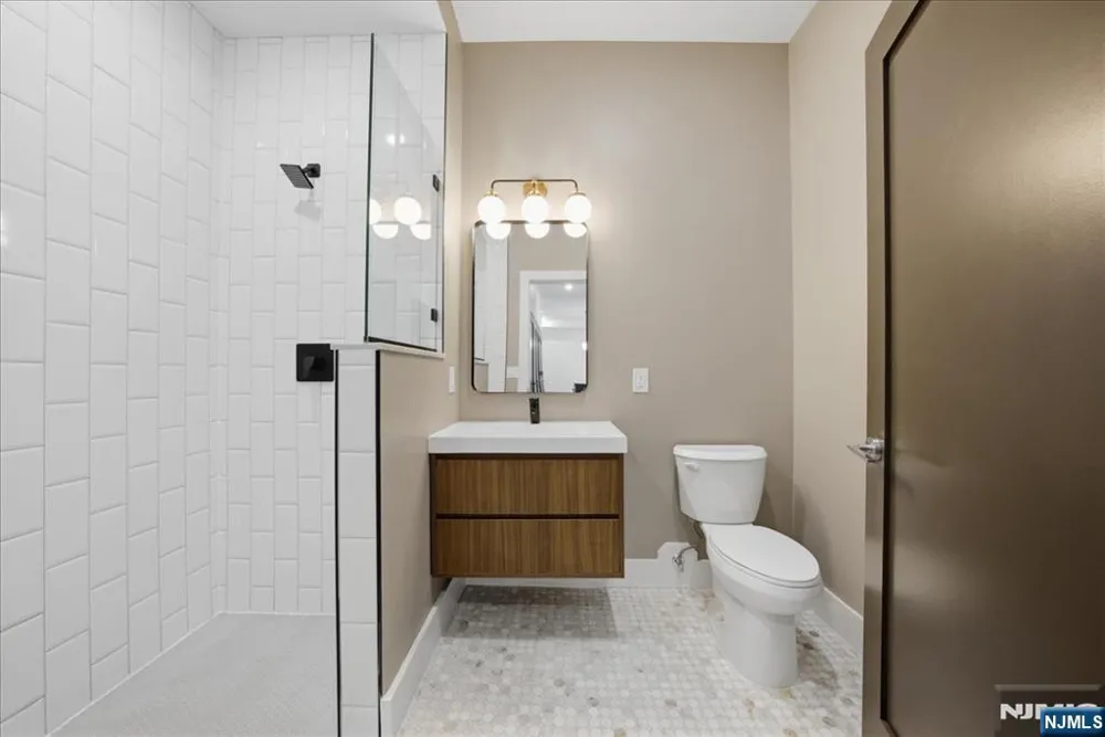 21 Lincoln 302 Newark, NJ 07102