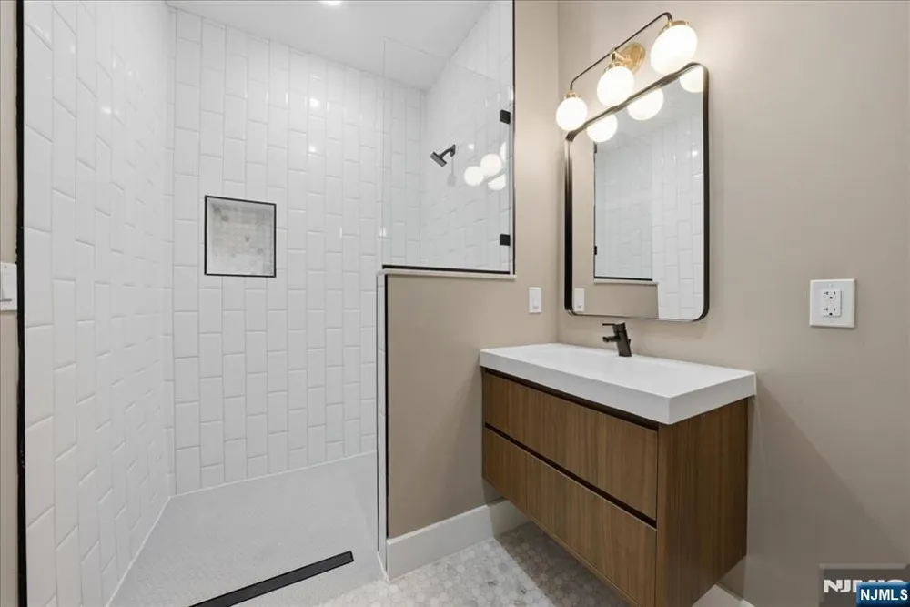 21 Lincoln 302 Newark, NJ 07102