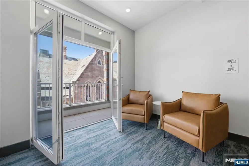 21 Lincoln 302 Newark, NJ 07102