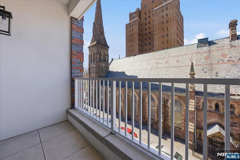 21 Lincoln 302 Newark, NJ 07102