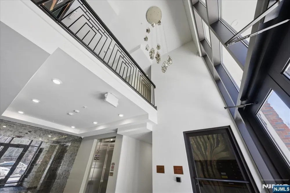 21 Lincoln 302 Newark, NJ 07102
