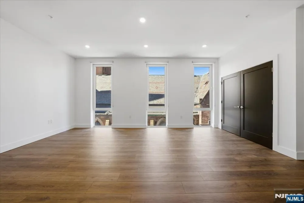 21 Lincoln 302 Newark, NJ 07102