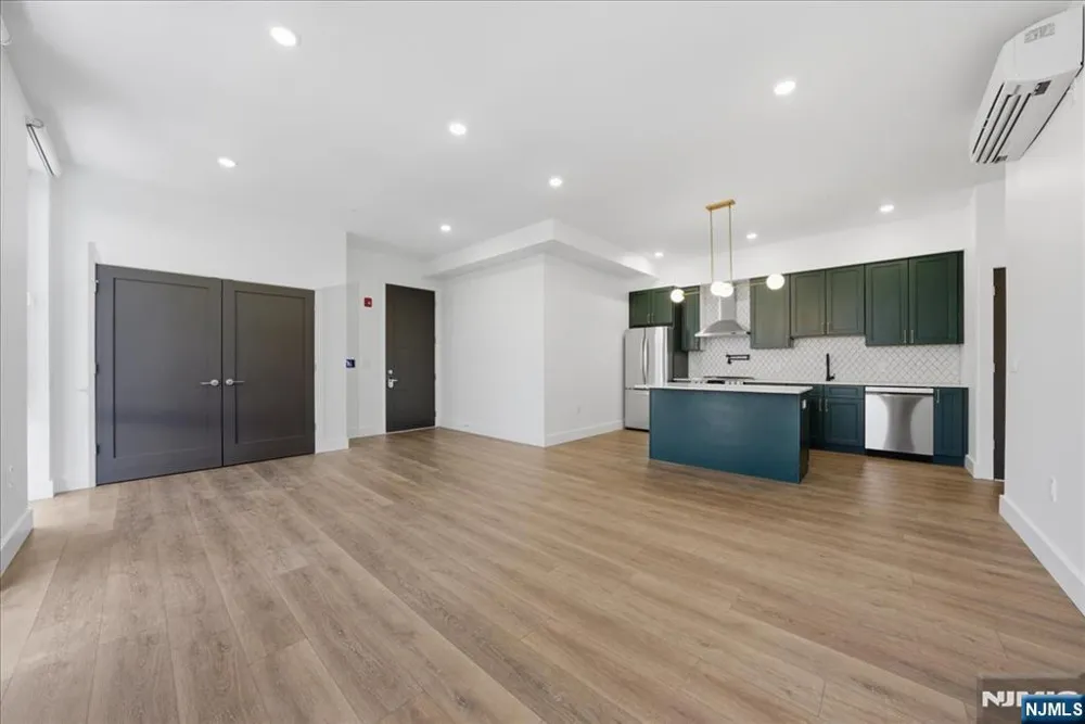 21 Lincoln 302 Newark, NJ 07102