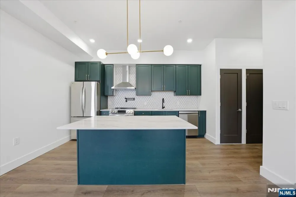 21 Lincoln 302 Newark, NJ 07102