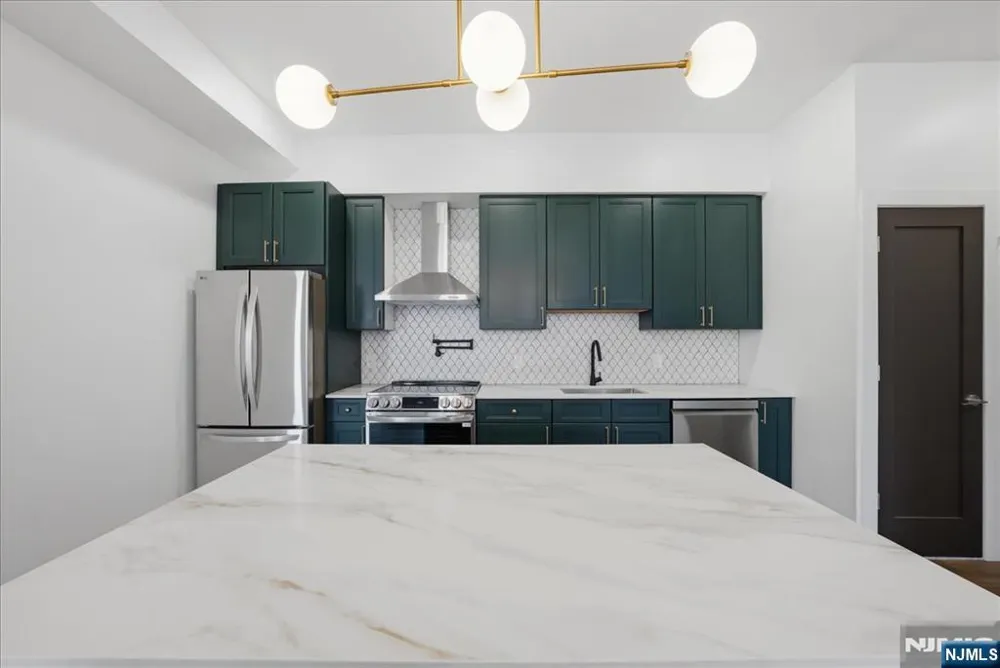 21 Lincoln 302 Newark, NJ 07102