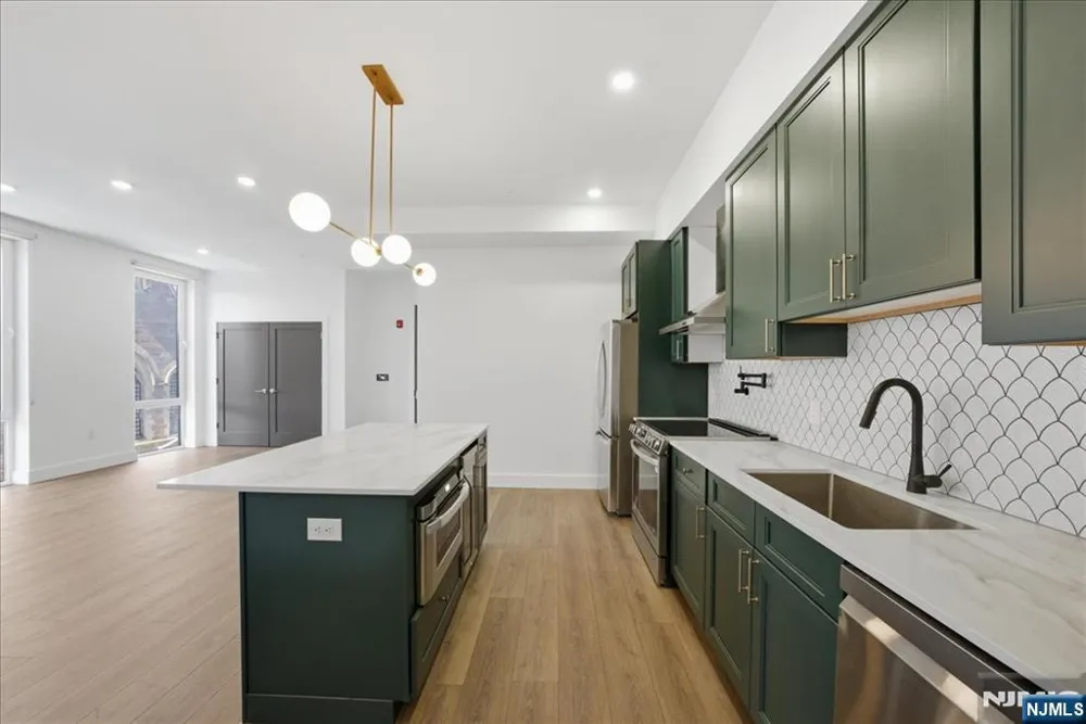 21 Lincoln 302 Newark, NJ 07102