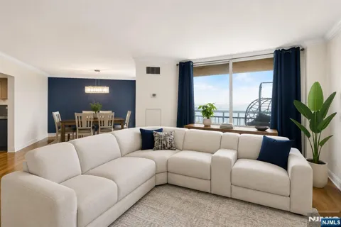 1020 Harmon Cove Tower