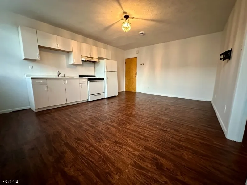 530 Valley Brook Ave Lyndhurst, NJ 07071