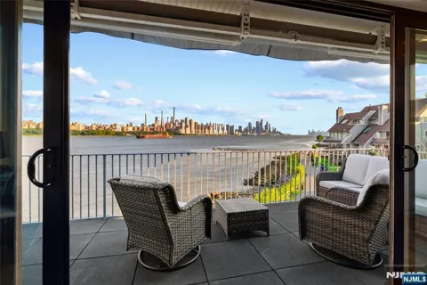 4B Cove Lane