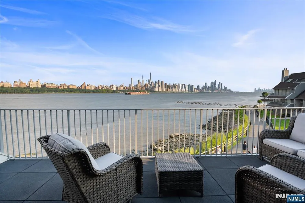4B Cove Lane North Bergen, NJ 07047