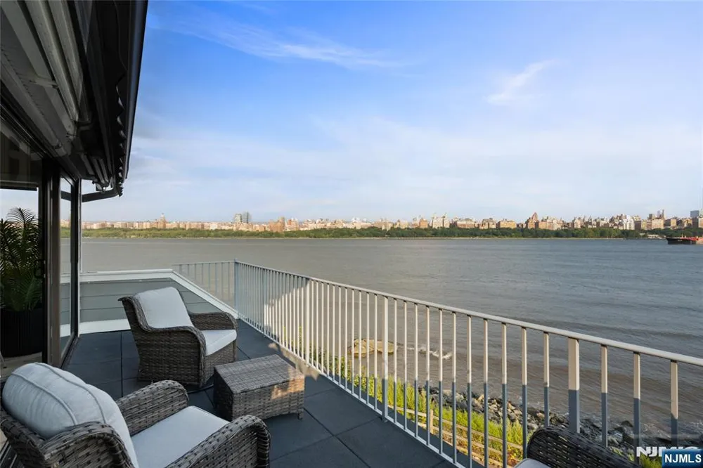 4B Cove Lane North Bergen, NJ 07047