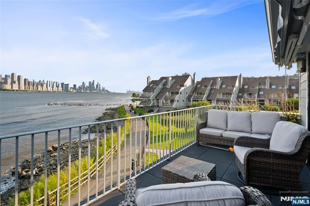 4B Cove Lane North Bergen, NJ 07047