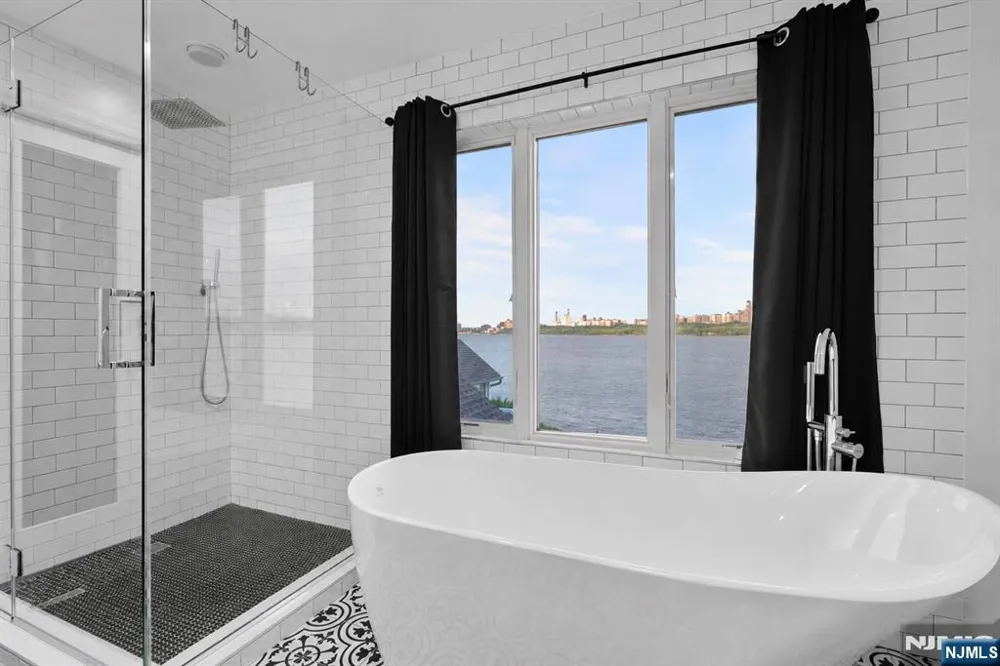 4B Cove Lane North Bergen, NJ 07047