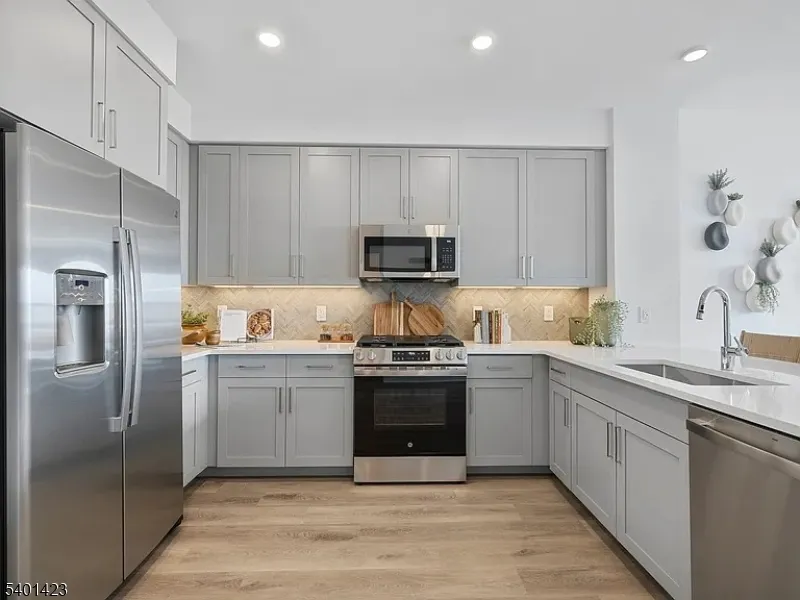 2000 Schindler #B20 Unit B20 South Amboy City, NJ 08879