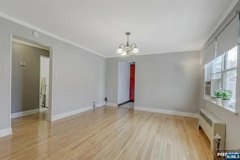370 Esplanade 21