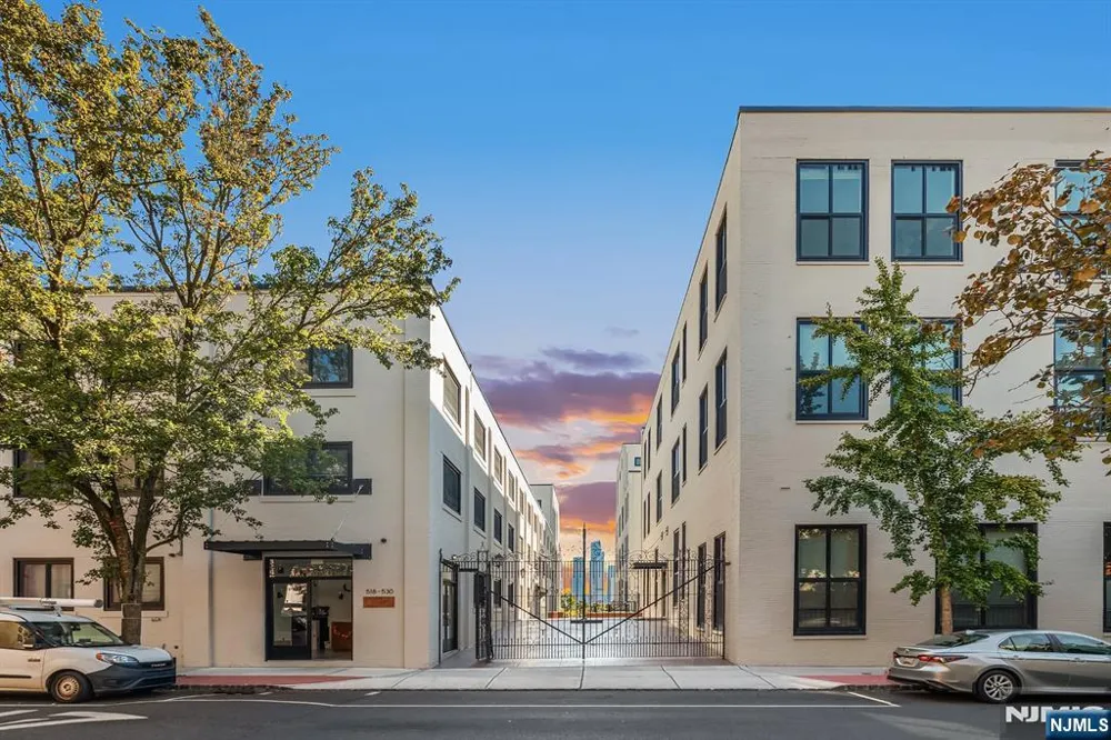 518 Gregory Avenue 201 Weehawken, NJ 07086