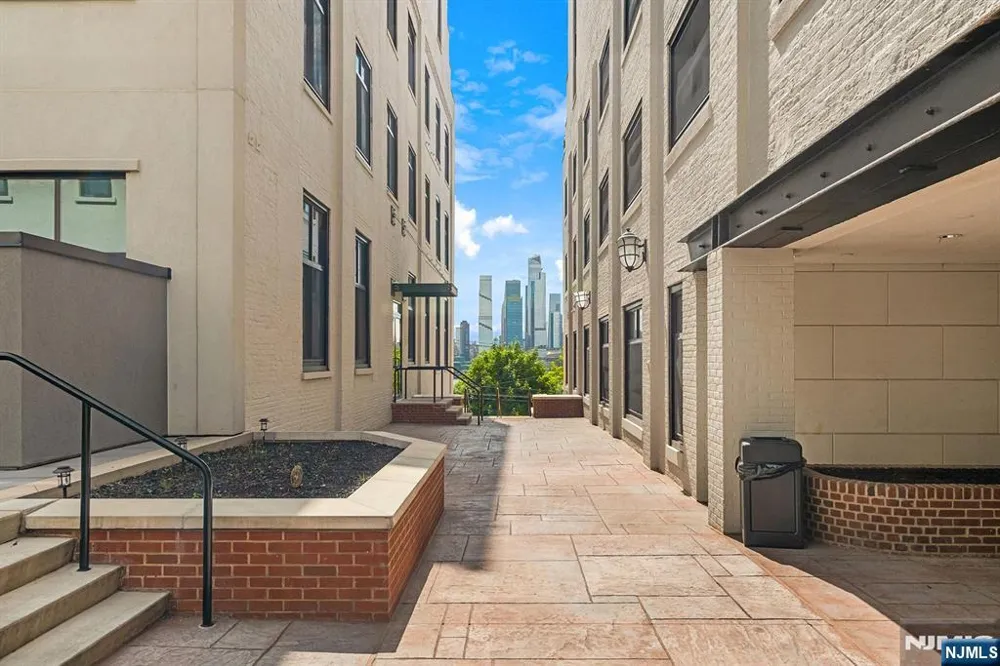 518 Gregory Avenue 201 Weehawken, NJ 07086