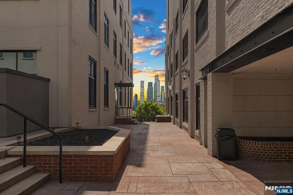 518 Gregory Avenue 201 Weehawken, NJ 07086