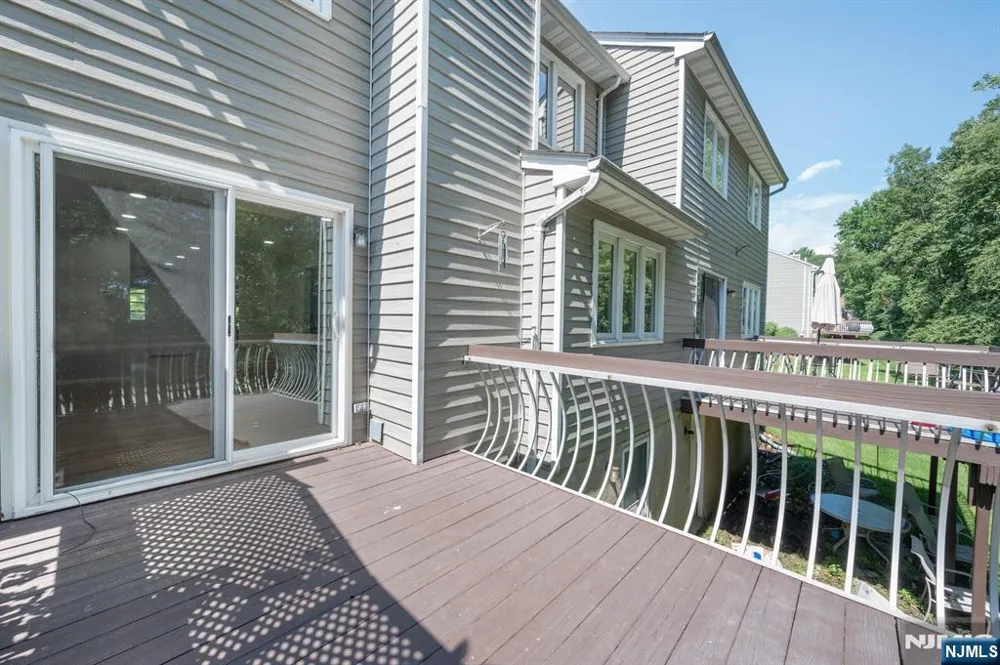 18 Guilford Court Par-Troy Hills, NJ 07950