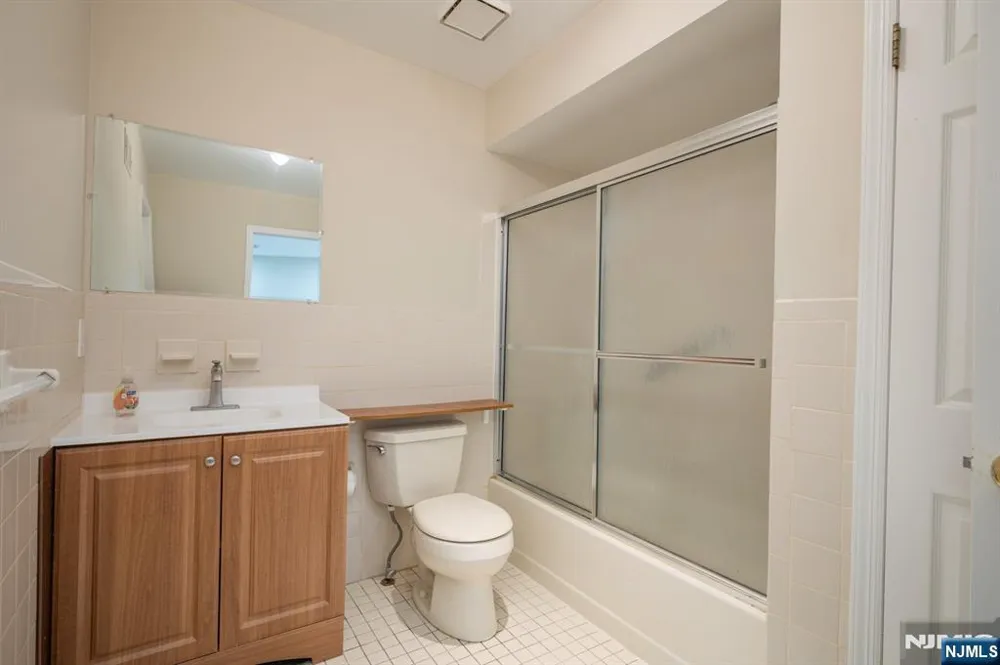 18 Guilford Court Par-Troy Hills, NJ 07950